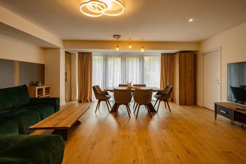 TV and multimedia, Living room, Seating area, Dining area