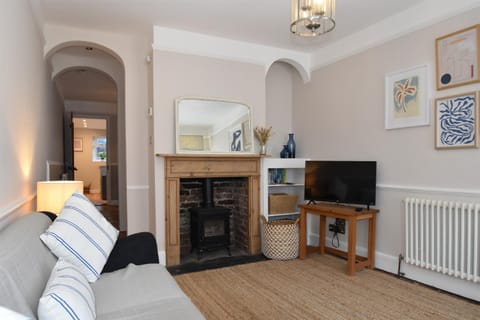 TV and multimedia, Lounge or bar, Seating area, flat iron
