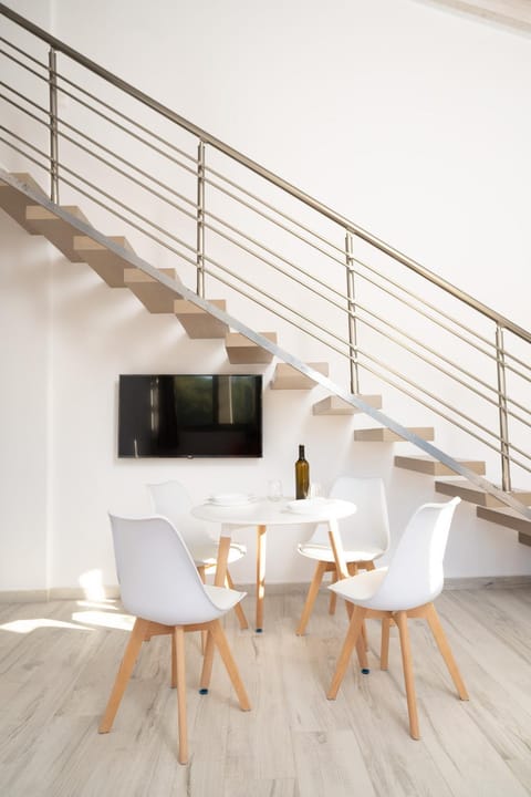 TV and multimedia, Living room, Seating area, Dining area