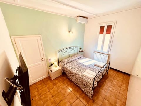 Photo of the whole room, Bedroom, wardrobe, air conditioner