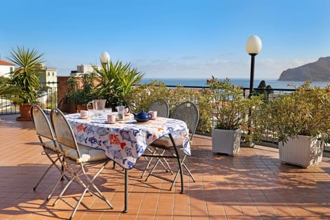 Property building, Balcony/Terrace, Living room