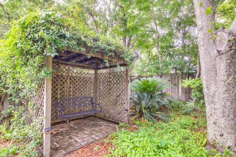 5 Mi to Pensacola Beach Townhome with Yard! House in Pensacola Beach