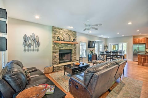 Helen Retreat with Hot Tub, 2 Mi to Downtown! House in Helen