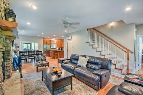 Helen Retreat with Hot Tub, 2 Mi to Downtown! House in Helen