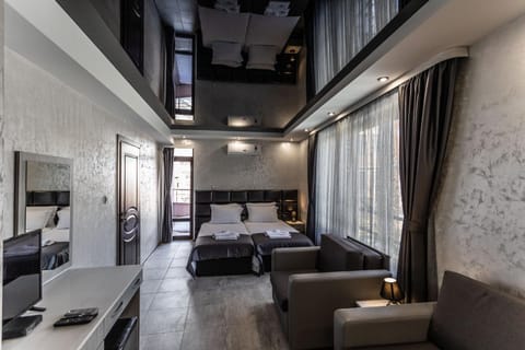 Bed, TV and multimedia, Photo of the whole room, Bedroom