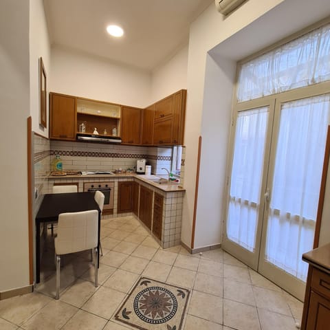 Kitchen or kitchenette, Dining area, stove