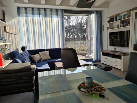 Communal lounge/ TV room, TV and multimedia, Living room, Seating area, Dining area