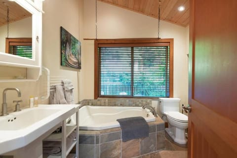 Caboose Apartment in Bowen Island