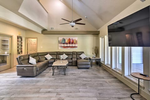 Waterfront Family Home with Patio in Hitchcock House in La Marque