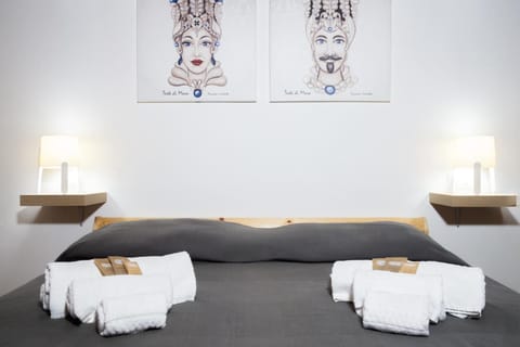Bed, towels