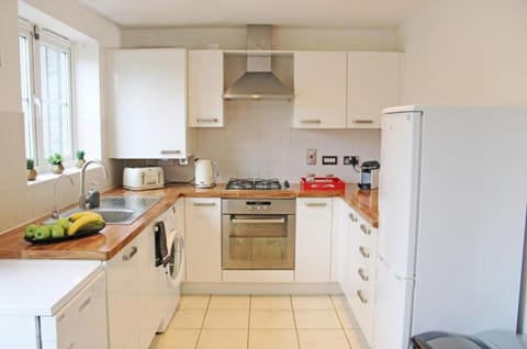 Coffee/tea facilities, Kitchen or kitchenette, dishwasher, oven, stove, toaster