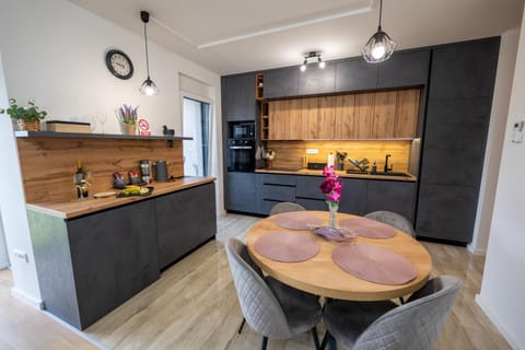 Kitchen or kitchenette, Dining area, minibar, pet friendly