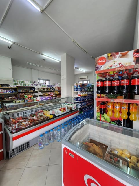 On-site shops, Food and drinks, Food, Supermarket/grocery shop, Shopping Area