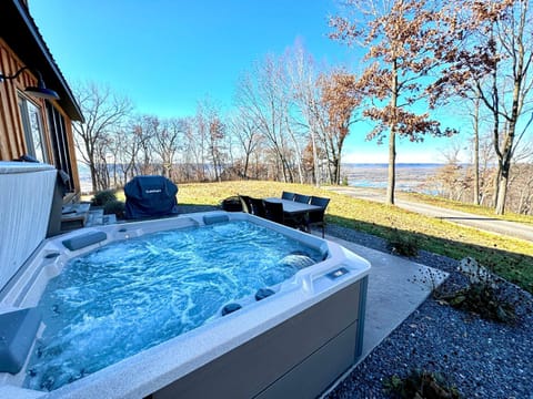 Moonlight Ridge sleeps 8 hot tub House in De Soto