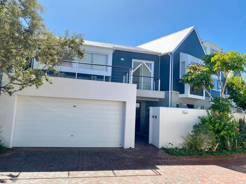 Property building, Neighbourhood, Balcony/Terrace, Street view, Quiet street view, Parking, safe, safe