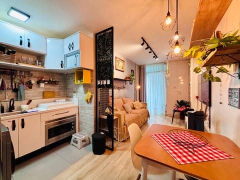 Kitchen or kitchenette, Seating area, Dining area, oven, stove
