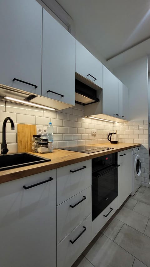 Coffee/tea facilities, Kitchen or kitchenette, stove, kitchen