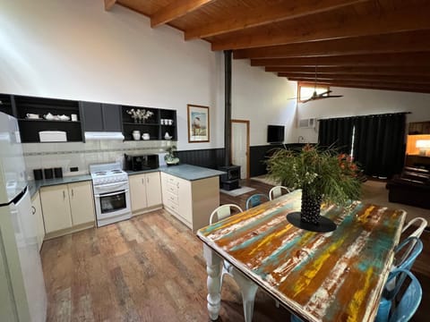 Kitchen or kitchenette, minibar, stove