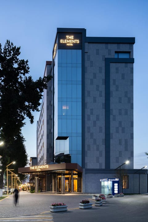 Property building, Neighbourhood, Street view, Location, Parking