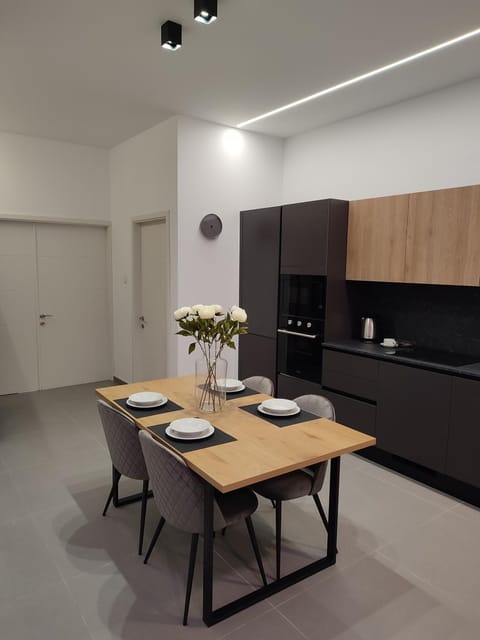 Coffee/tea facilities, Dining area, minibar, oven, stove, kitchen
