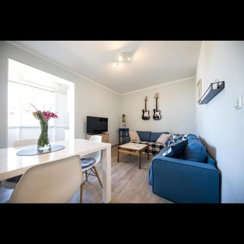 Communal lounge/ TV room, TV and multimedia, Living room, Seating area, Dining area, Evening entertainment