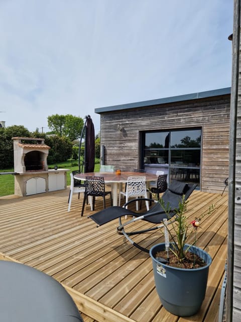 Le paradis des enfants et sa maison en bois House in Combrit