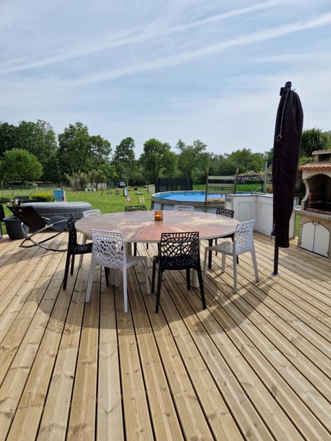 Le paradis des enfants et sa maison en bois House in Combrit
