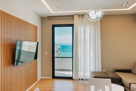 Communal lounge/ TV room, Natural landscape, TV and multimedia, Living room, Seating area, Sea view