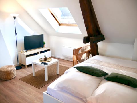 Bed, TV and multimedia, Bedroom