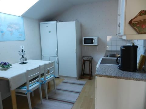 Kitchen or kitchenette, Dining area, minibar