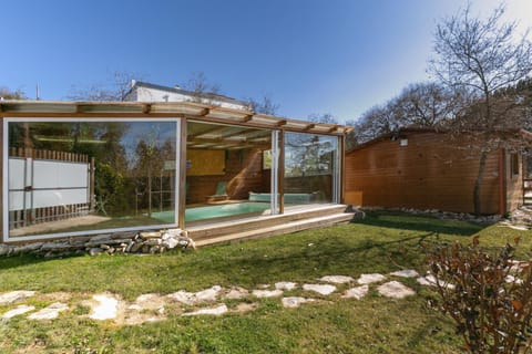Property building, Garden, Swimming pool