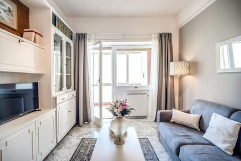 Communal lounge/ TV room, Bed, TV and multimedia, Living room, Seating area, Evening entertainment