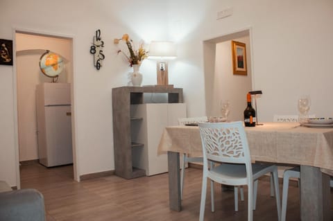 Seating area, Dining area