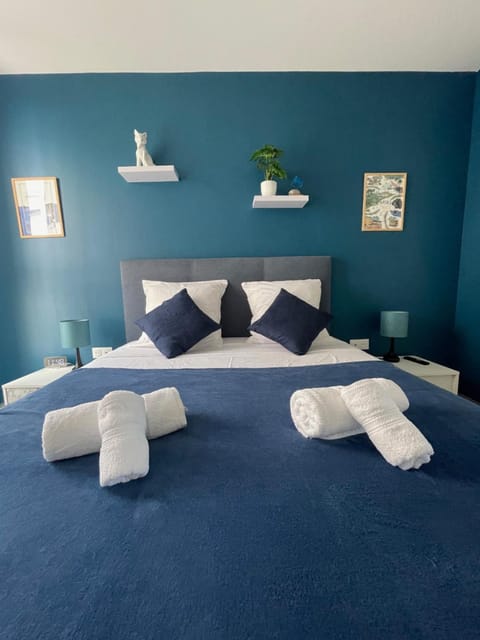 Bed, Photo of the whole room, Bedroom, towels