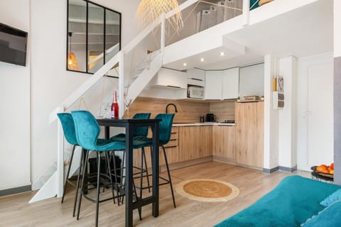 Kitchen or kitchenette, Seating area, Dining area