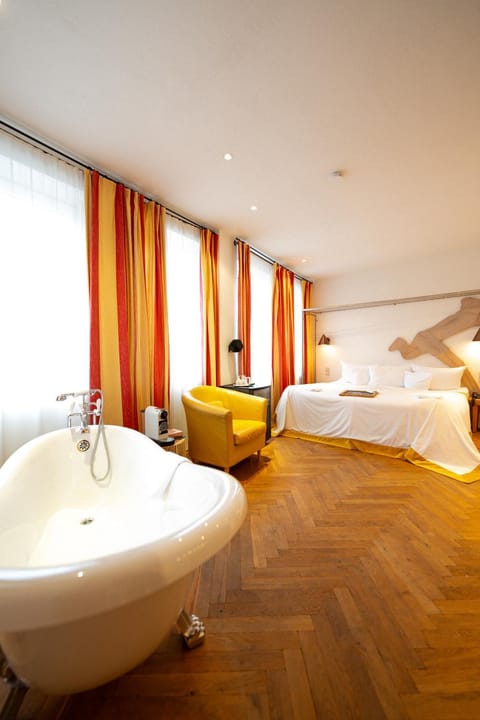 Photo of the whole room, Bath