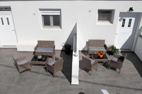 Litmus Apartment in Thera