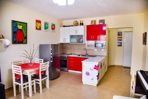 Kitchen or kitchenette, Dining area, minibar, pet friendly