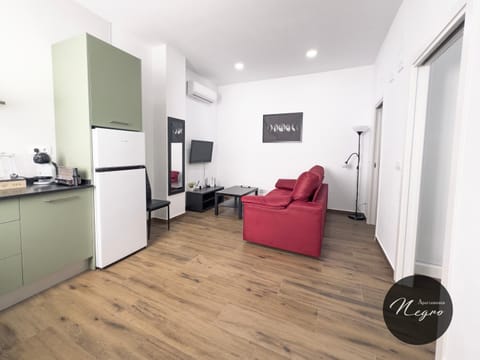 Communal lounge/ TV room, TV and multimedia, Kitchen or kitchenette, Living room, Seating area, Dining area, kitchen, air conditioner
