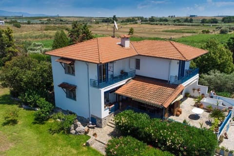 Big house with a huge garden and barbecue area! House in Halkidiki