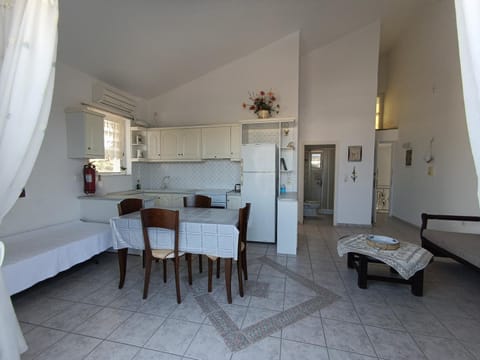 Kitchen or kitchenette, Living room, pet friendly, stove