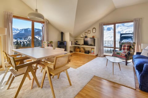 Communal lounge/ TV room, TV and multimedia, View (from property/room), Living room, City view, Mountain view