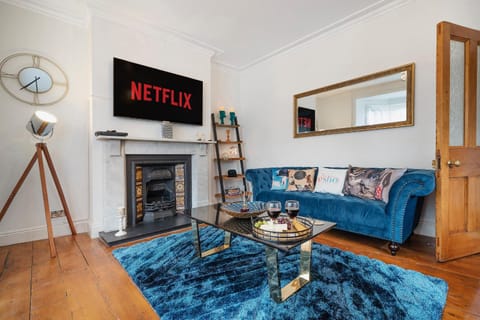 TV and multimedia, Living room, Photo of the whole room, Seating area, flat iron