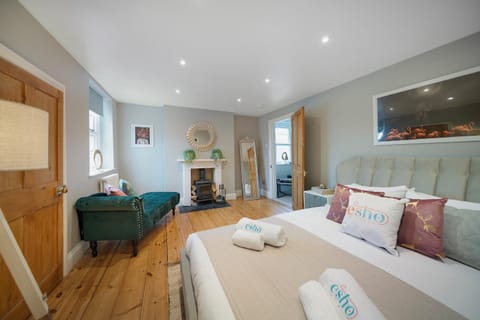 Seating area, Bedroom, flat iron