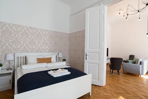 Bed, Bedroom, towels