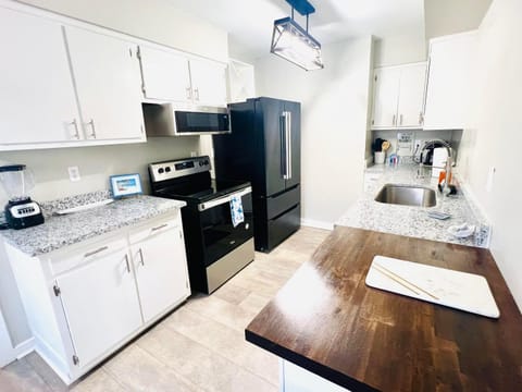 4/2 Home Close to Beach, Centrally located! House in Gulfport