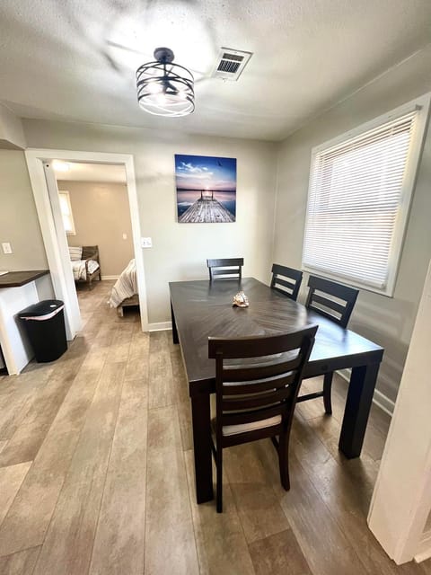 4/2 Home Close to Beach, Centrally located! House in Gulfport