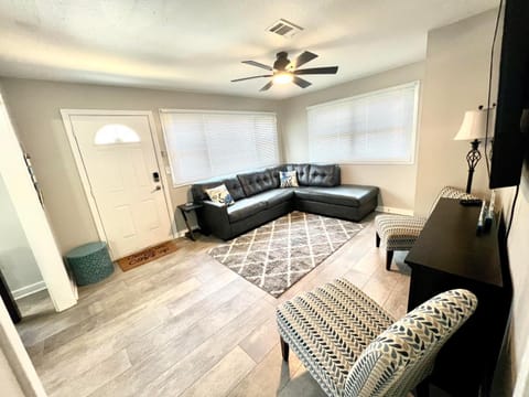 4/2 Home Close to Beach, Centrally located! House in Gulfport