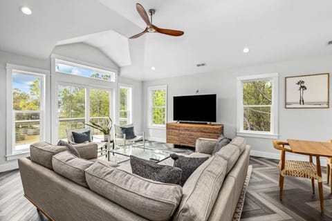 Sojourn Corolla 6 Bedroom POOL House in Corolla