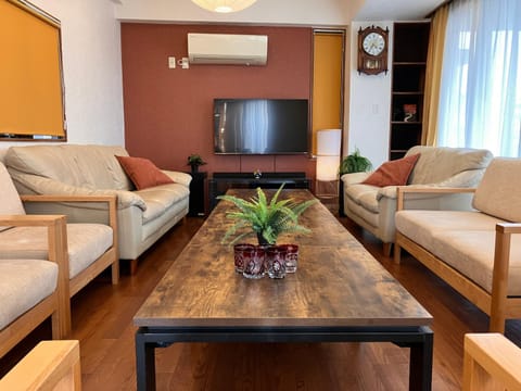 Communal lounge/ TV room, TV and multimedia, Living room, Seating area, Evening entertainment, air conditioner